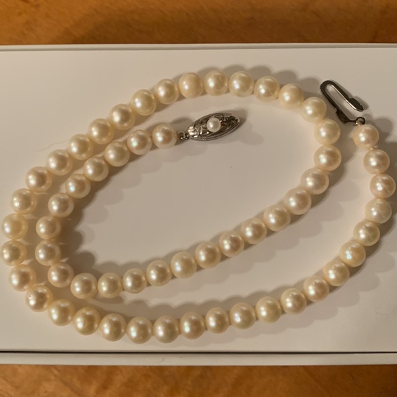 Japanese Akoya Pearl necklace with silver hardware - Picture 1 of 4